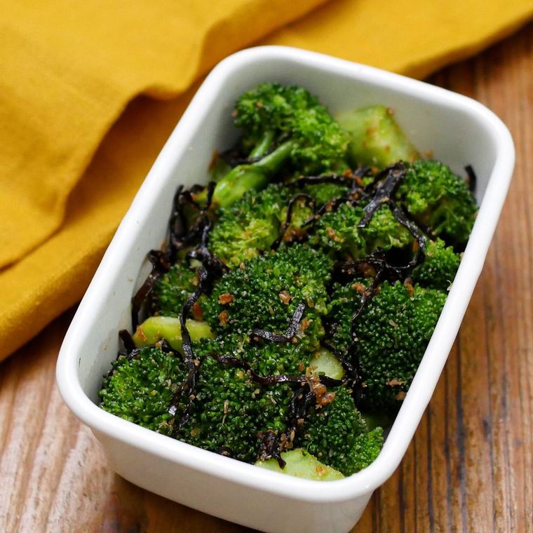 白色の容器に入ったブロッコリーの塩こんぶ和え