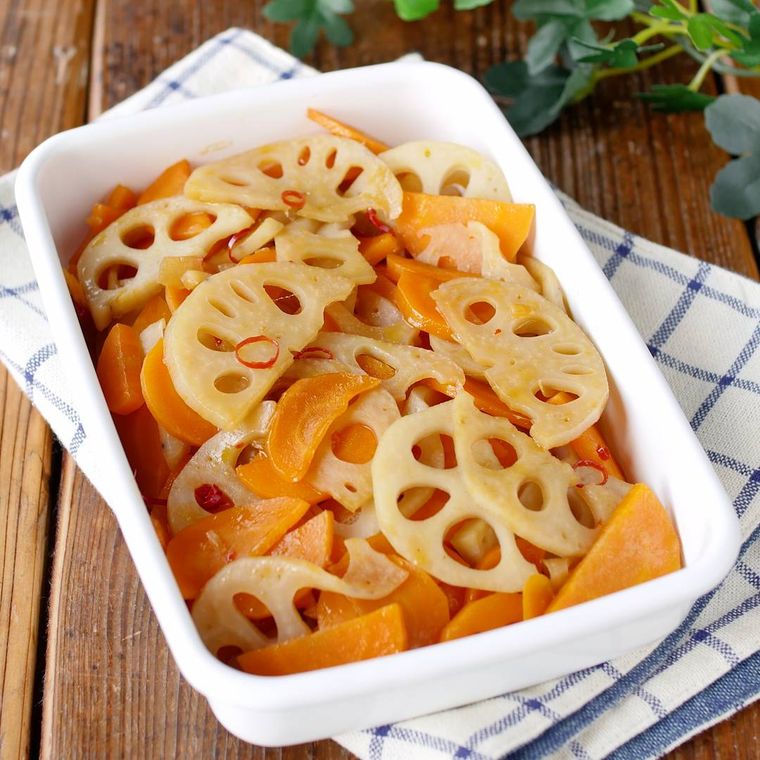 白色の容器に入ったれんこんとにんじんのきんぴら