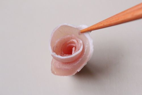 工程写真つき 生ハムで作るバラ 盛りつけのコツ トッピングアイデアも Macaroni