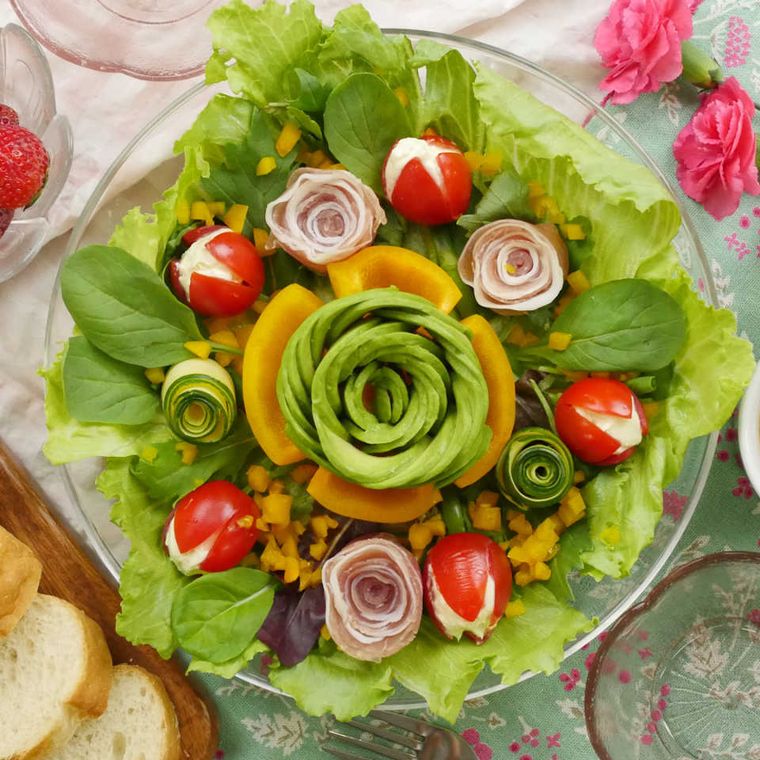 透明な皿にアボカドバラや生ハムバラをトッピングしたサラダが盛られている様子