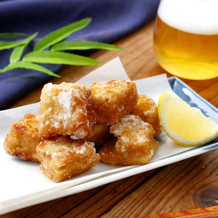 青い皿にのった木綿豆腐の唐揚げ