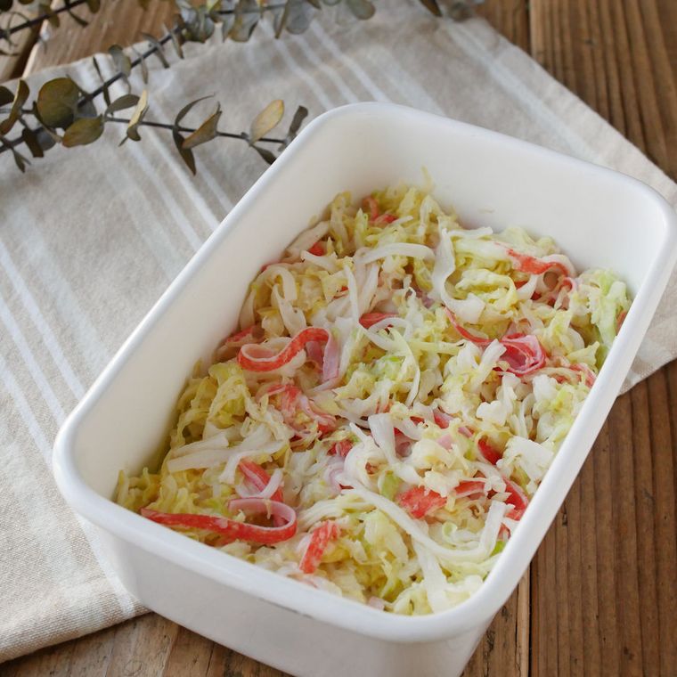 四角い白い容器に入った、カニカマとキャベツのコールスロー