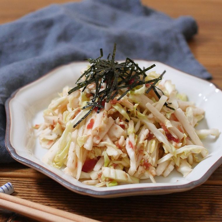 八角形の皿に、高く盛られた、刻み海苔のかかった和風コールスロー