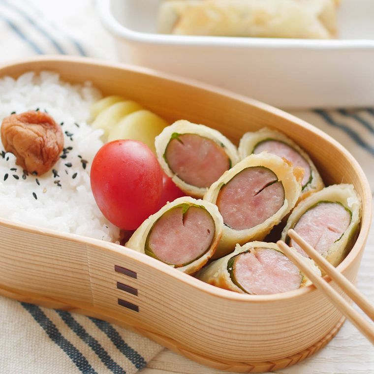 弁当箱に盛りつけられたソーセージの大葉巻き