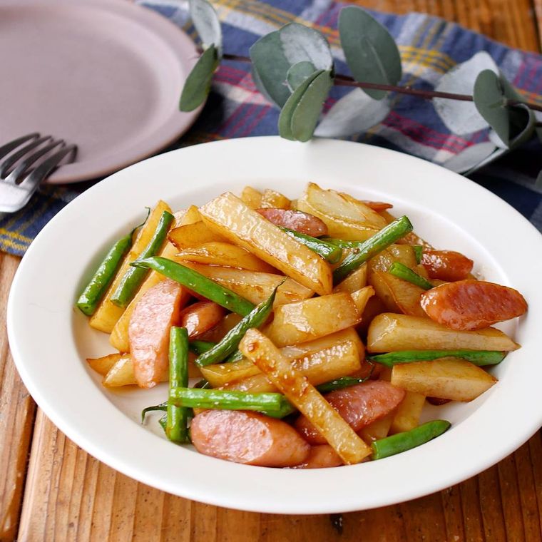 白い皿に盛られたソーセージのオイマヨ炒め