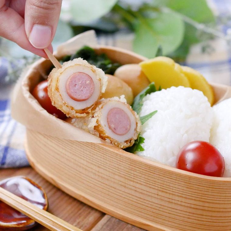 弁当箱に盛りつけられたソーセージ揚げ