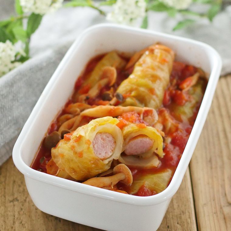 白い容器によそったソーセージロールキャベツ