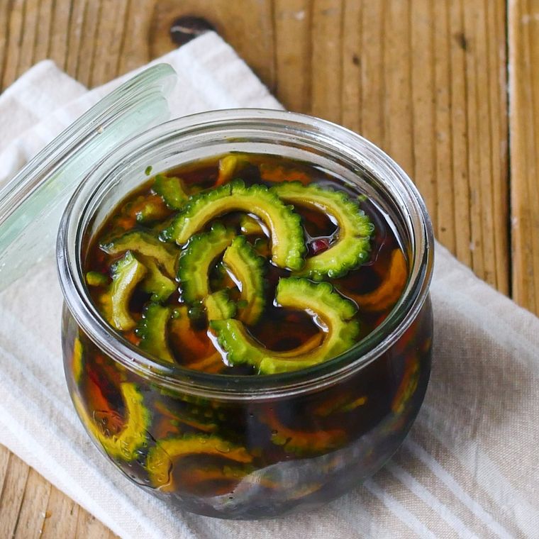 透明な容器に詰められたゴーヤの甘酢漬け