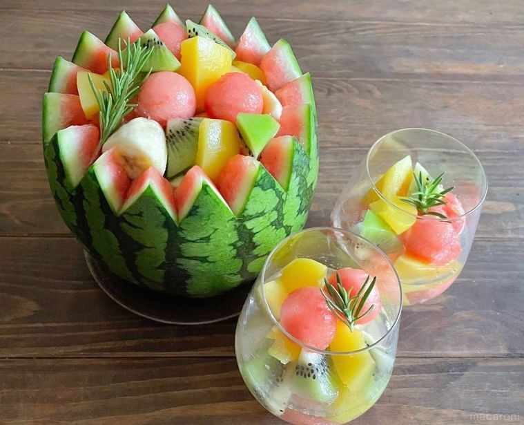 グラスに盛り付けた丸ごとスイカのフルーツポンチ