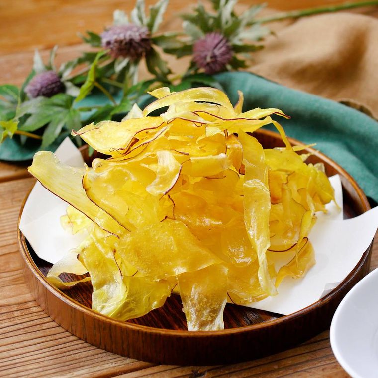 木製の皿に盛り付けたさつまいもチップ