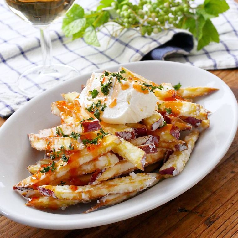 白い皿に盛り付けたやみつきフライドさつまいも