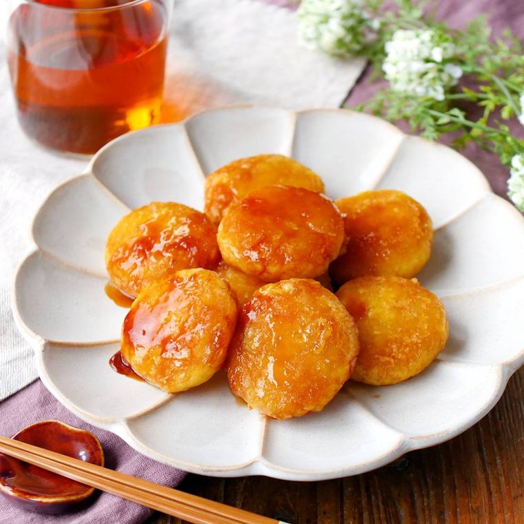 白い皿に盛り付けたさつまいももち