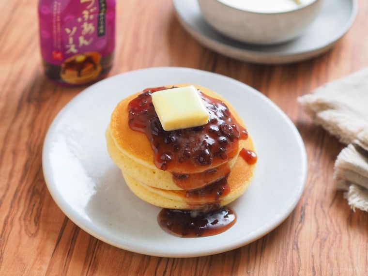 つぶあんソースをかけてバターをのせたパンケーキ