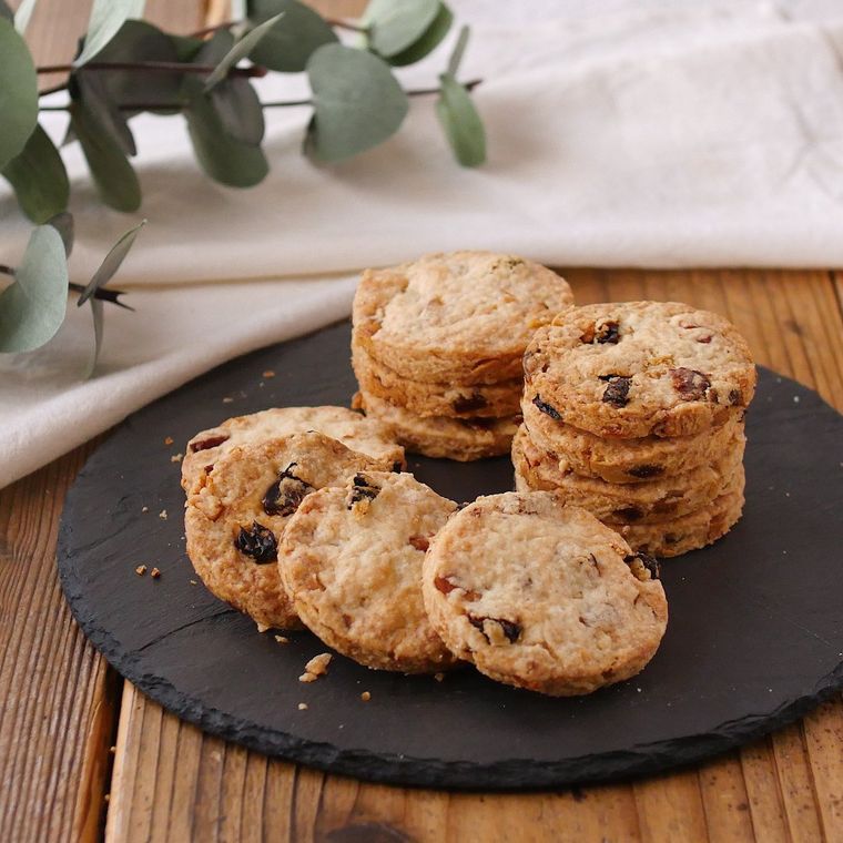 黒いプレートに並べたココナッツオイルのクッキー