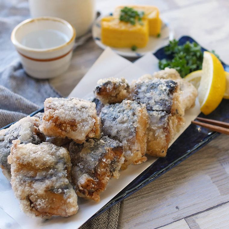 長皿に盛り付けたさば水煮缶の竜田揚げ
