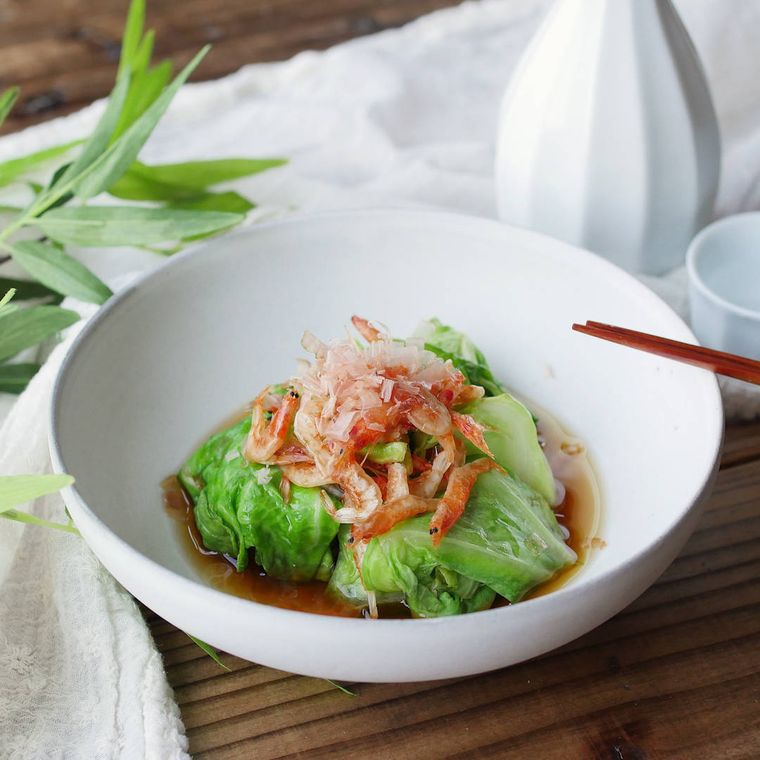 白い器に盛り付けた春キャベツと桜えびのおひたし