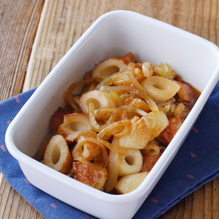 白いバットに入ったちくわと玉ねぎのしょうが焼き
