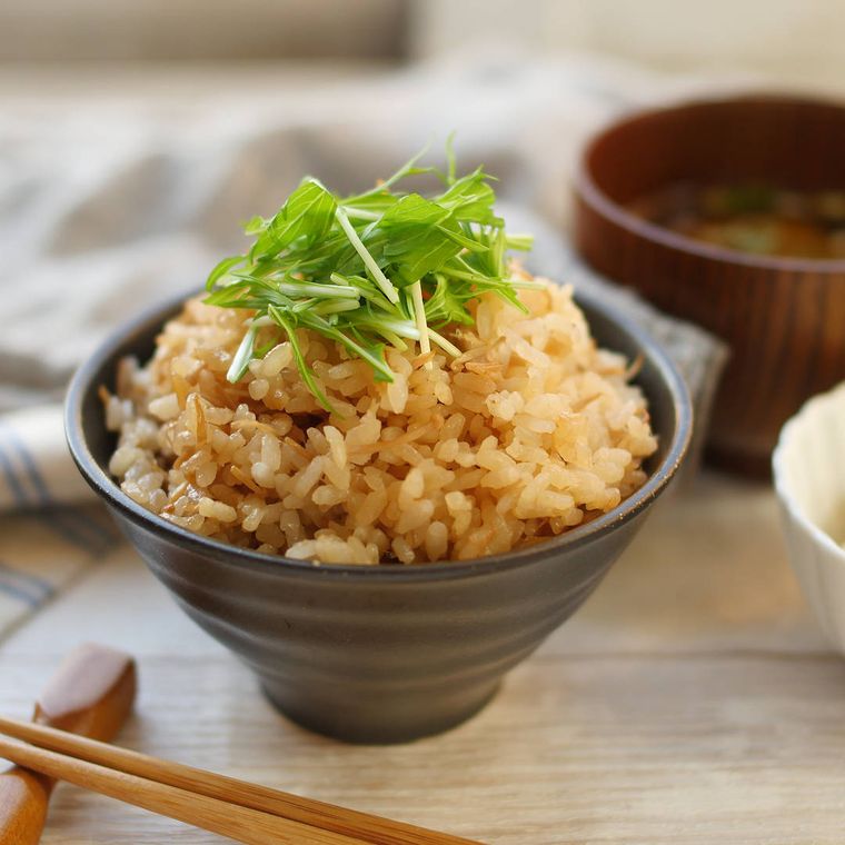 茶碗に盛り付けたツナ缶となめ茸の炊き込みごはん
