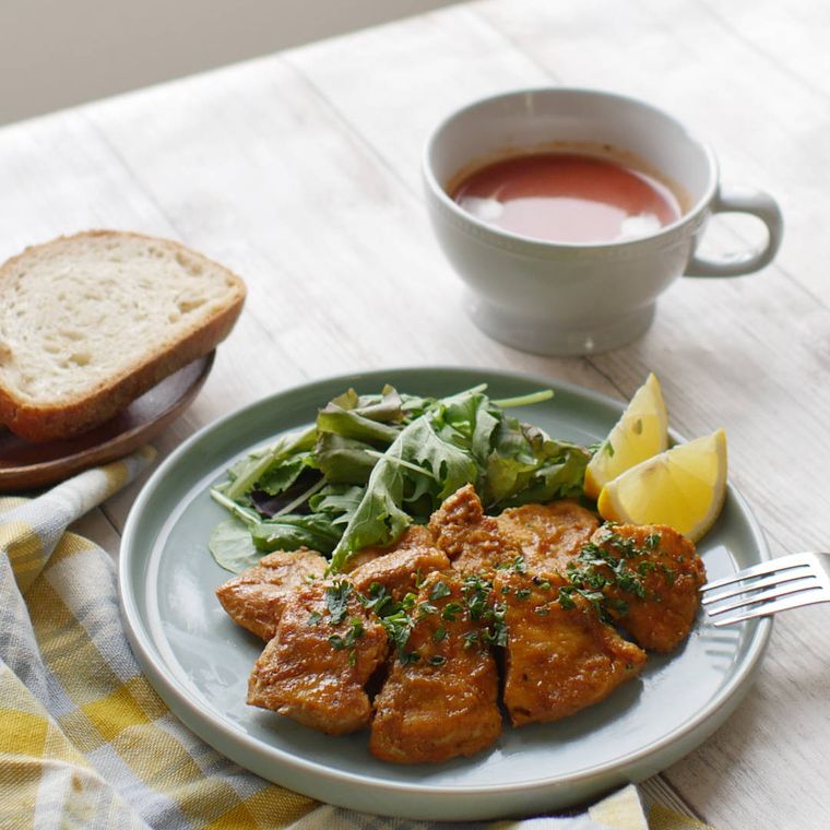 皿に盛られたタンドリーチキンとサラダ、パン、スープカップに盛られたスープ