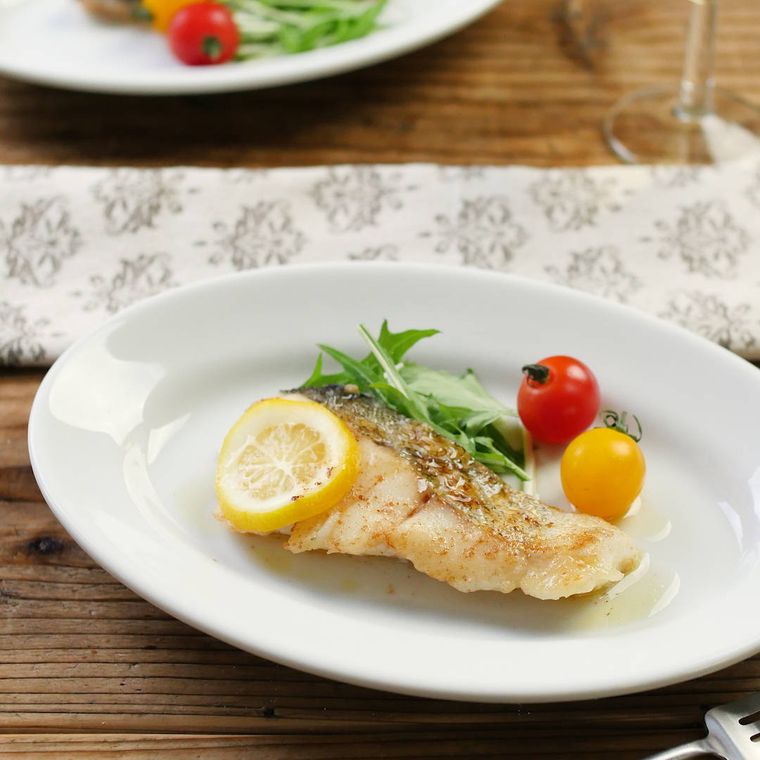 皿に盛られた、たらのムニエル