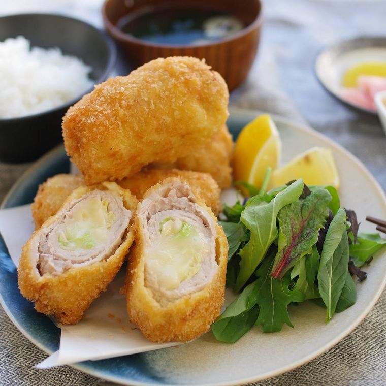 皿に盛られたミルフィーユかつとサラダ