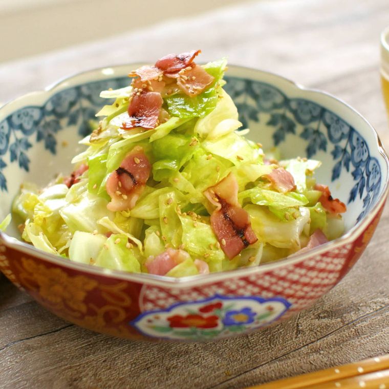 皿に盛られたやみつきキャベツ