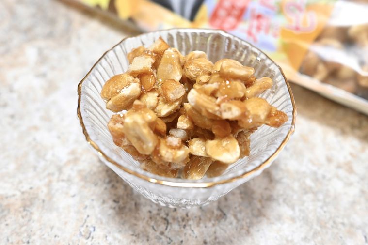 器に盛り付けたドン・キホーテの無限黒糖ピーナッツのアップ画像