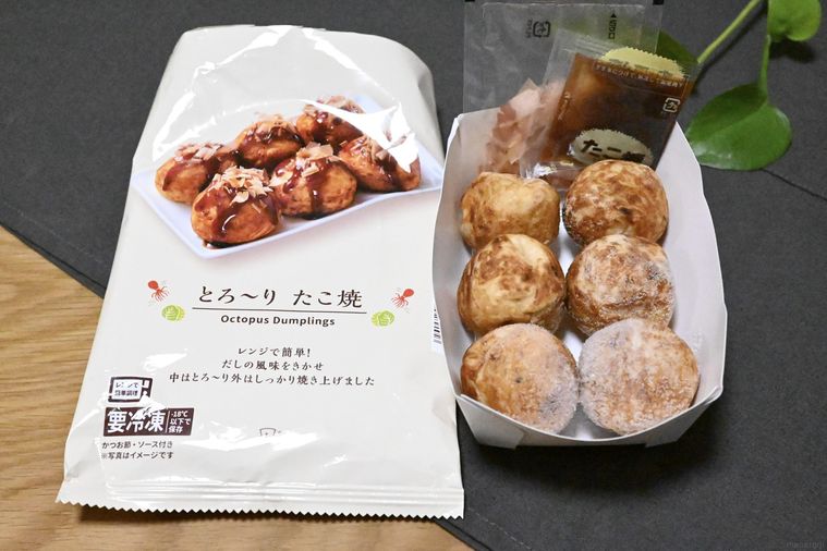 ローソンとろり たこ焼のパッケージと中身がグレーのランチョンマットの上に置いてある