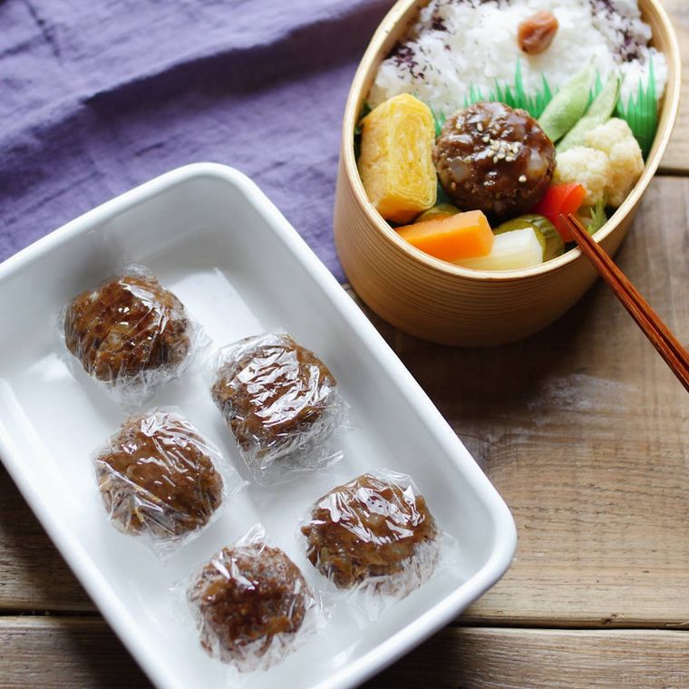 白色の保存容器に入ったチーズインミニハンバーグ