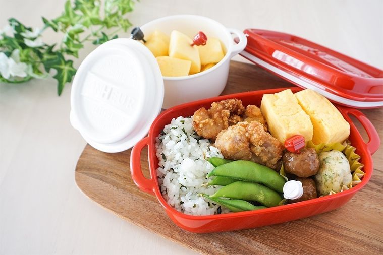 ボヌールランチピックを刺したりんごを入れたボヌールランチポットとごはんとおかずを詰めたボヌールランチスクエア