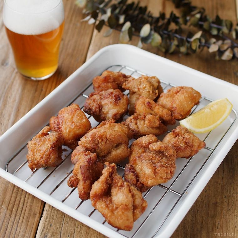白色の四角のトレーに盛られた冷めてもおいしい唐揚げ