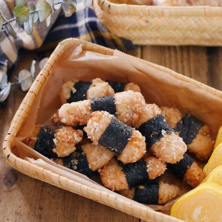 弁当箱に入ったひと口のりまき塩チキン