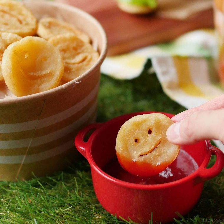 スマイルポテトにケチャップをつけている様子