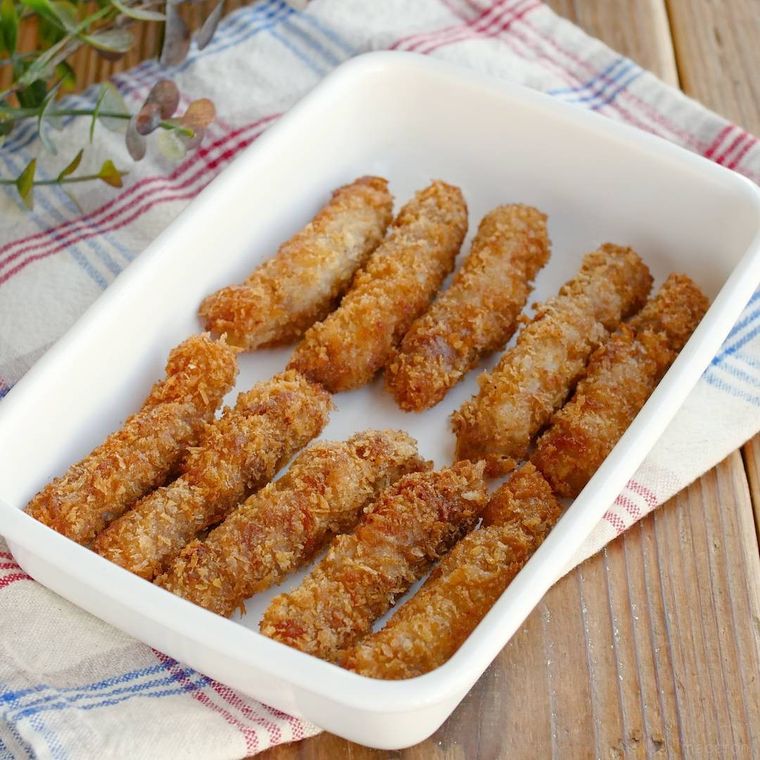 白色の保存容器に入ったスティックとんかつ
