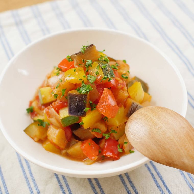 白い深皿に盛りつけられた夏野菜のラタトゥイユ