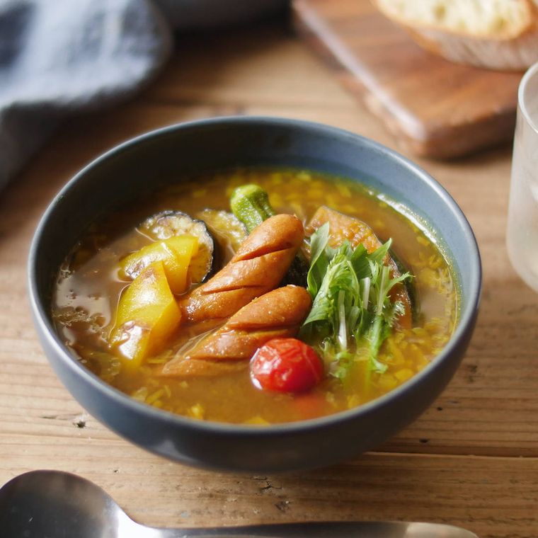 水色のボウルに盛りつけられた和風だしカレースープ