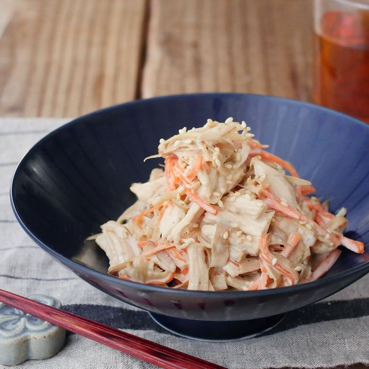 濃色の皿に盛りつけられたごぼうのオイマヨサラダ