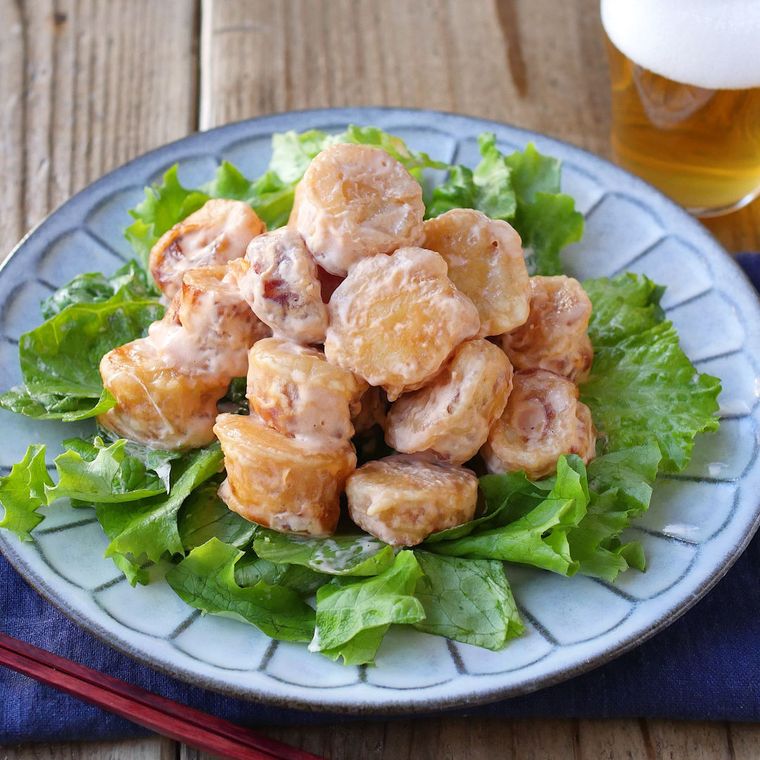 水色の皿に盛りつけられたちくわの海老マヨネーズ風