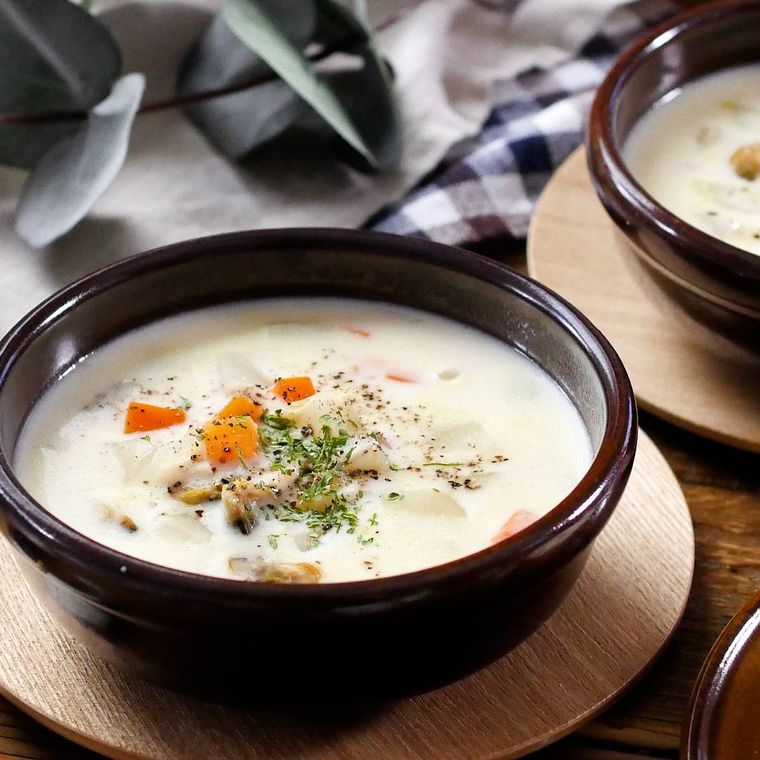 濃色のボウルに盛りつけられたあさり缶のクラムチャウダー