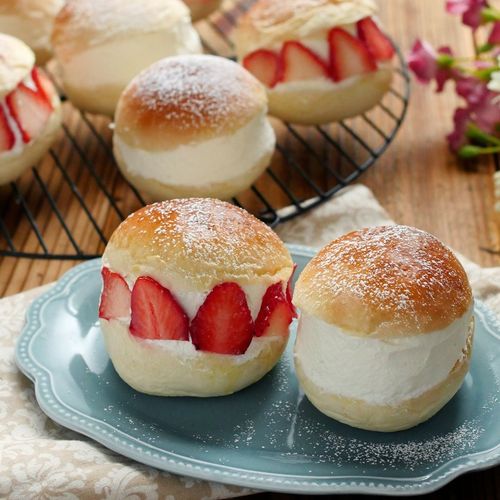 マリトッツォとはなんで流行ったの発祥や名前の由来、本場の食べ方も解説