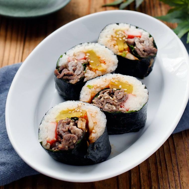 白い皿に盛り付けたボリュームキンパ