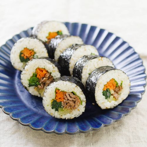 韓国料理「キンパ」とはどんな料理？海苔巻きとの違いや定番具材を分かりやすく解説