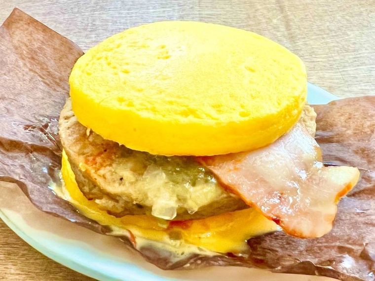 ジャンクなのに低糖質!ローソン「たまごでサンド!たまごバーガー」が革命的の画像