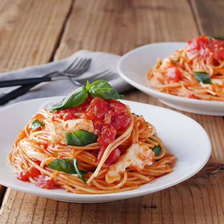 トマトソースパスタが置かれている