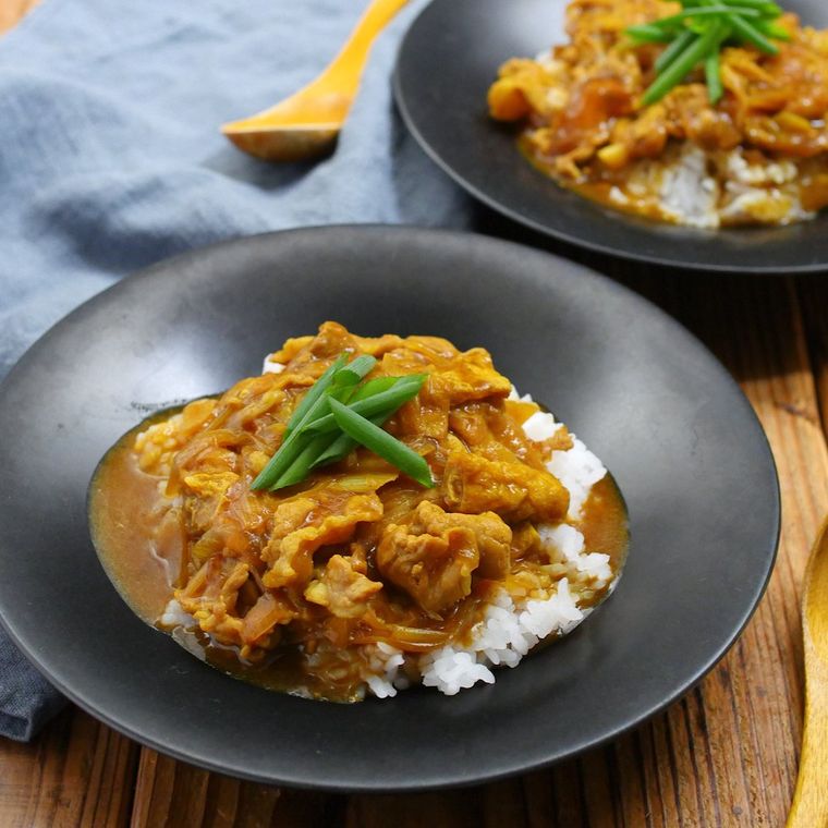 黒い皿に盛り付けられた豚こま肉の和風カレー
