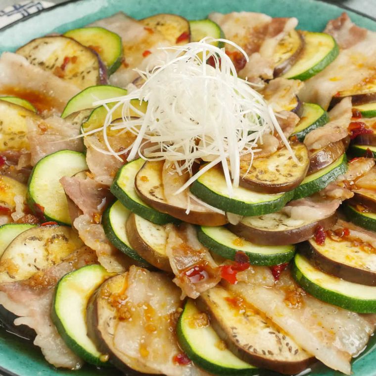 皿に盛られたなすとズッキーニと豚肉のミルフィーユ