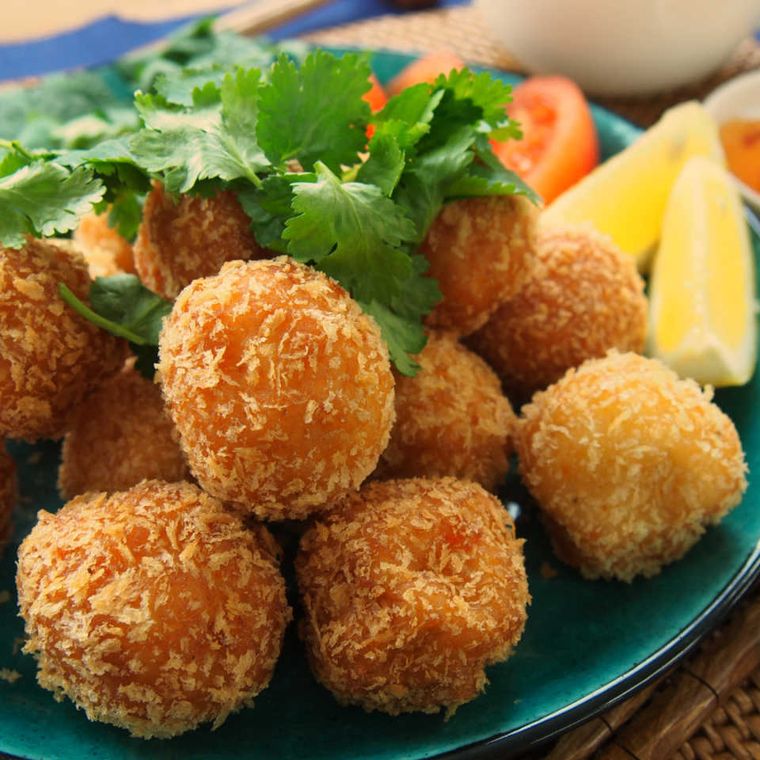 皿に盛られたはんぺん入りえびカツ