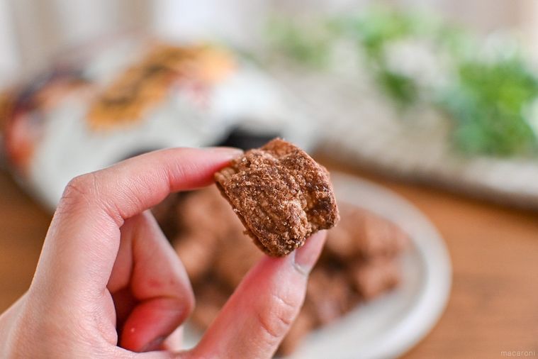 お菓子を指でつまんでいる様子