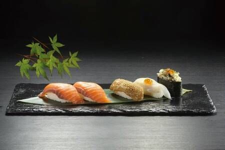 くら寿司で「超三貫と日本海」フェアが開催中!110円から食べ比べを楽しめるの画像