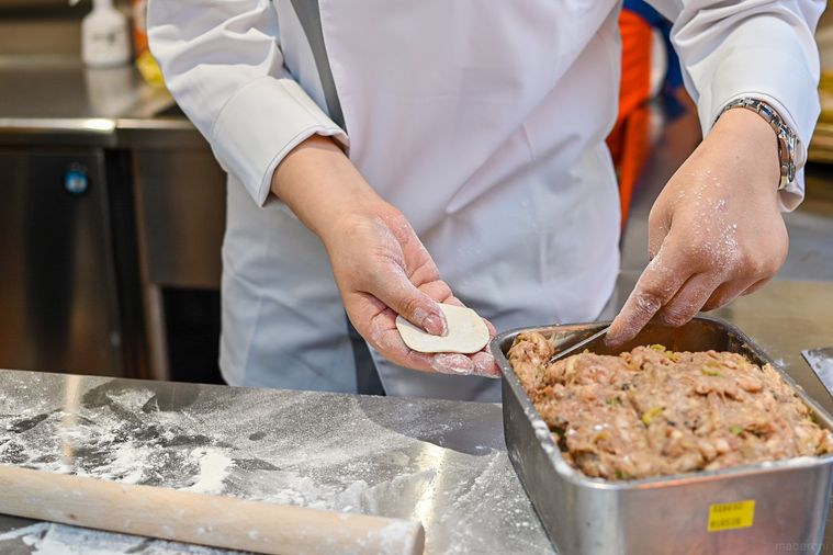 中華肉まんを作っている手元